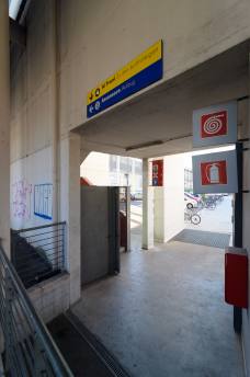 Bahnhof Bozen Süd: Rampe zum Fahrstuhl