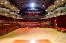 Teatro Comunale Vipiteno - Lo spazio scenico dispone di una piattaforma elevatrice.