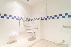 Alpinpool - Toilette im Eingangsbereich