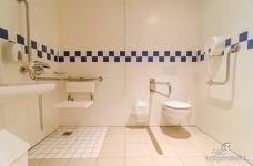 Alpinpool - Toilette im Umkleidebereich
