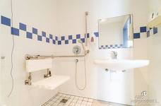 Alpinpool - Toilette im Schwimmbadbereich