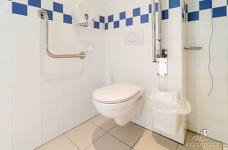 Alpinpool - Toilette im Schwimmbadbereich