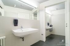 Palestra di arrampicata Salewa Cube - Bagno accessibile Salewa Bivac