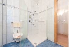 Moar's Hotel - Bad im Doppelzimmer 221