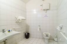 Odeon Kino Bruneck - Barrierefreie Toilette im Erdgeschoss