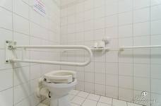 Odeon Kino Bruneck - Barrierefreie Toilette im Erdgeschoss