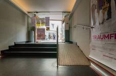 Cinema Stella: Rampa interna all'ingresso