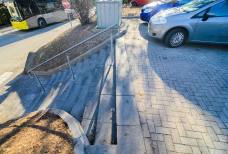 Diese Treppe verbindet die Bushaltestelle mit dem Bahnhof.