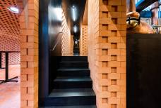 Treppe zum Produktionsraum der Puni-Brennerei