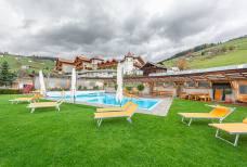 Hotel Bacherhof - Freibad und Garten
