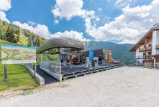 Cabinovia Monte Fana: Stazione a valle - Accesso al mezzo di trasporto