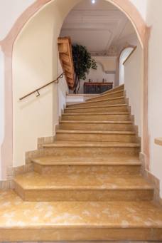 Treppen zum Saunabereich
