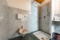 Hotel Gassenwirt - Bagno della camera accessibile 211
