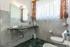 Hotel Gassenwirt - Bagno della camera accessibile 313