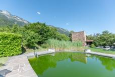 Weingut Stroblhof - Giardino e piscina naturale
