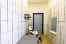 Hallenbad Meranarena - Umkleidekabine für Besucher mit Behinderungen