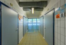 Hallenbad Meranarena - Toiletten für Besucher mit Behinderungen