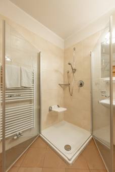 Wirtshaushotel Alpenrose - Bad im Zimmer 105