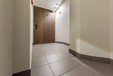 Rampa dall'ascensore 140x110 cm al piano -1 (camera accessibile, bagno accessibile, ascensore 120x80 cm)