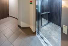 Rampa dall'ascensore 140x110 cm al piano -1 (camera accessibile, bagno accessibile, ascensore 120x80 cm)