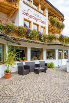 Hotel Schwarzenbach - Terrasse und Kinderspielplatz