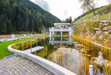 Hotel Schwarzenbach - Schwimmteich und Garten