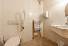 Hotel Alte Mühle in Sand in Taufers - Barrierefreie Toilette für Gäste mit Behinderungen