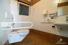 Seilbahn St. Ulrich - Furnes - Seceda: Barrierefreie Toilette Talstation 