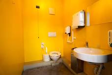 Capitolkino - Filmclub Bozen: Barrierefreie Toilette für Besucher mit Behinderung im Erdgeschoss