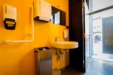 Capitolkino - Filmclub Bozen: Barrierefreie Toilette für Besucher mit Behinderung im Erdgeschoss