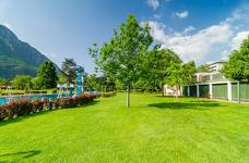 Bozner Freibad Lido: Liegewiese und Kinderspielplatz