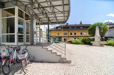 Filmclub Bozen im Kolpinghaus Bruneck: Stufen vor dem Haupteingang
