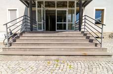 Filmclub Bozen im Kolpinghaus Bruneck: Stufen vor dem Haupteingang