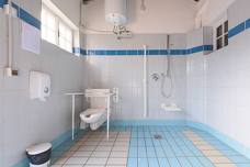 Schwimmbad Meran - Barrierefreie Toilette und Dusche