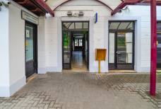 Stazione di Egna - Termeno: soglia uscita sala d'attesa